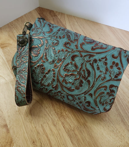 LEATHER WRISTLET/CLUTCH