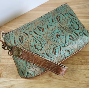 LEATHER WRISTLET/CLUTCH