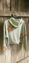 Sweatshirt/Cropped w/daisy applique  Large/ Seafoam
