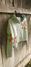 Sweatshirt/Cropped w/daisy applique  Large/ Seafoam