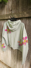 Sweatshirt/Cropped w/daisy applique  Large/ Seafoam